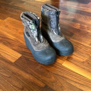 Boys camouflage boots size 1 the brand is Itasca